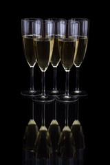 Sektgläser vor schwarzem Hintergrund