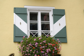 Mit Blumen verziertes Fenster