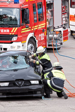 Feuerwehr Rettungseinsatz mit Verletzten-Bergung