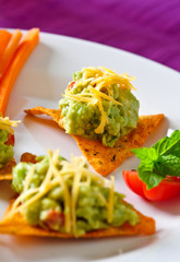 nachos mit guacamole