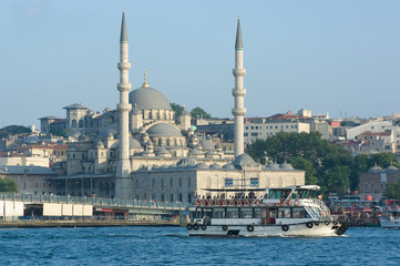 Fototapeta na wymiar Yeni Mosque And Ferryboat In Bosphorus