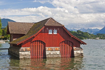 Fototapeta na wymiar Bootshaus in Rot