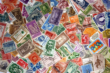 Fototapeta na wymiar Pile amerykańskich znaczków pocztowych