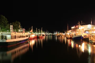 Foto op Plexiglas Poort nacht schiff fluß wasser warnemünde hafen nachtleben licht