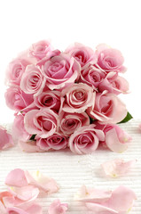 Obraz na płótnie Canvas multiple pink roses with petals