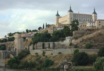 Fototapeta na wymiar Vista del Alcazar y Puente de Alcántara, Toledo
