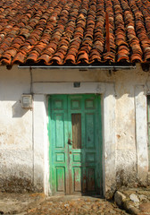 fachada y puerta vieja casa rural
