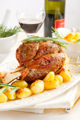 veal shank with potatoes - stinco con patate