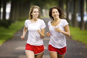 zwei Frauen joggen