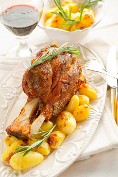 shank with potatoes - stinco con patate