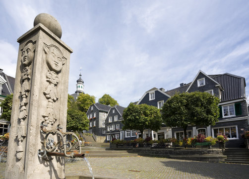 marktplatz und brunnen in Solingen Graefrath