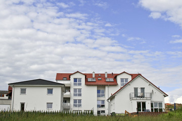 Einfamilenhäuser und Mehrfamilienhaus nebeneinander