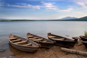 Fototapeta na wymiar The old wooden boat on the lake.