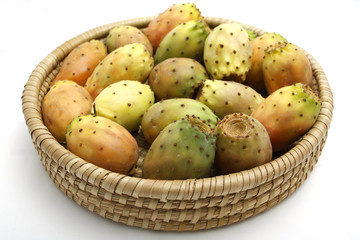 fichi d'india in un cestino