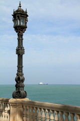Fototapeta na wymiar Farol y balaustrada junto al mar