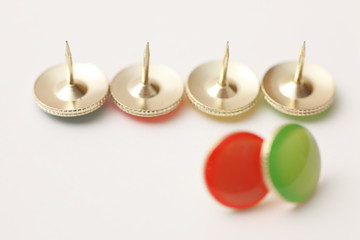 並んだ画びょう