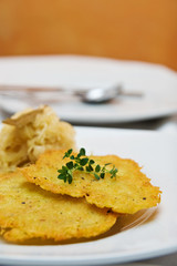 Kartoffelpuffer mit Sauerkraut