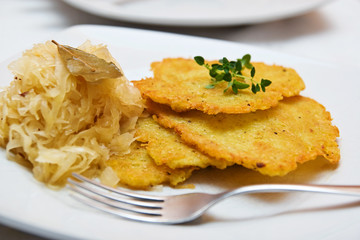 Kartoffelpuffer mit Sauerkraut