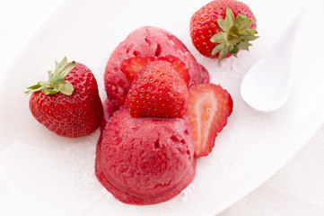 Erdbeeren mit Erdbeereis