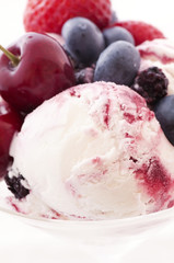 Eis mit Früchten