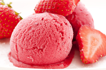 Erfneereis mit Erdbeeren