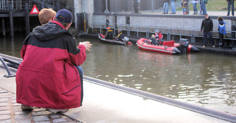 vater und sohn an der sportbootschleuse, sail 2010