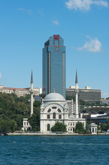 Fototapeta na wymiar Starożytny meczet i nowoczesny wieżowiec w Stambule