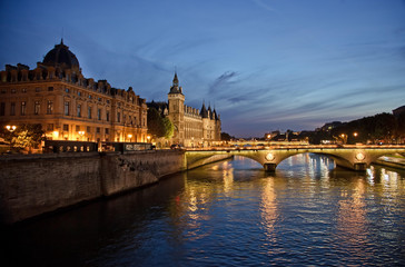 Fototapeta na wymiar Concierge w nocy w Paryżu