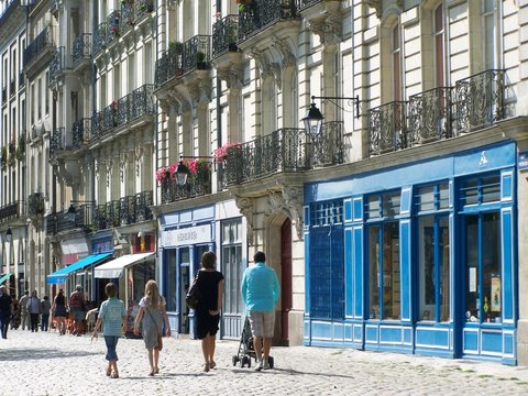 Fototapeta Nantes - Promenade en famille sur une rue pavée autour du château des ducs de Bretagne