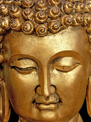 visage doré de Bouddha sur fond noir
