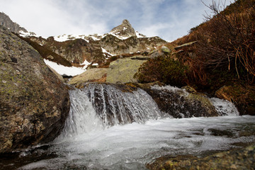 Fototapeta na wymiar Schmelzwasser in den Alpen