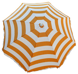 parasol de plage avec bandes orange et blanches, fond blanc