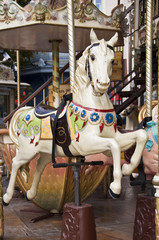 Fototapeta na wymiar Drewniany koń na karuzeli