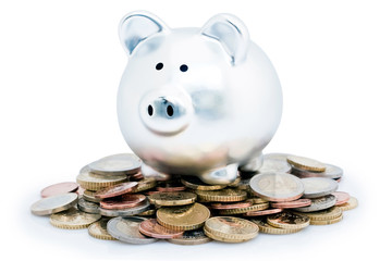 Cochon tirelire sur pile de monnaie