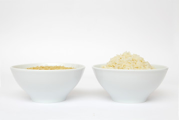 Zwei Schalen mit Reis gekocht und roh