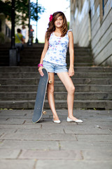 Obraz premium Teenage girl with her skateboard