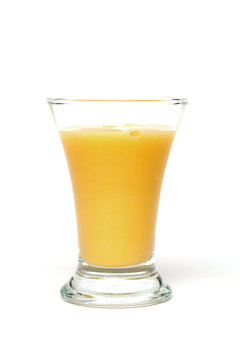 Eierlik&ouml;r im Glas auf wei&szlig;em Untergrund