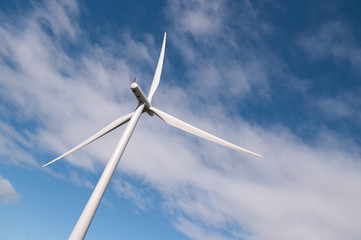 Wind turbine at dynamic angle