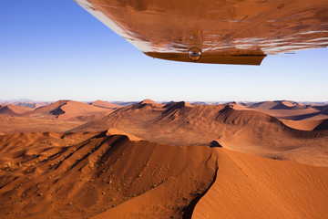 Namib Dünenlandschaft mit Flugzeugtragfläche - obrazy, fototapety, plakaty