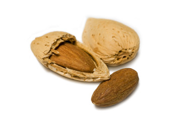Mandel, Mandeln, offen, geöffnet, weißer Hintergrund