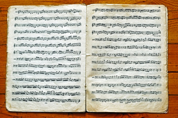 Obraz premium Old note sheets on ancient table