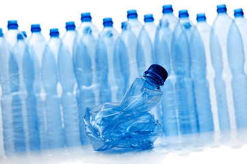 bottiglia di plastica schiacciata