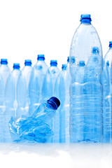 bottiglia d'acqua di plastica schiacciata con bottiglie vuote
