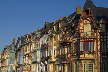 Facades des villas de Mers-les-Bains sur le front de mer.