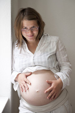 Schwangere mit nacktem Bauch