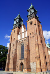 Fototapeta na wymiar wieże katedry