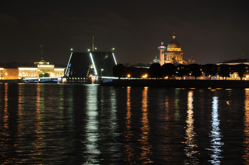 Fototapeta na wymiar Дворцовый мост ночью