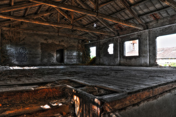 Fototapeta na wymiar opuszczonej fabryce amunicji