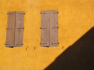 CASA CON LAS VENTANAS CERRADAS