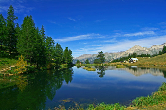 Lago Laun&egrave; - riflessi sull'acqua - Valle Susa - Italia